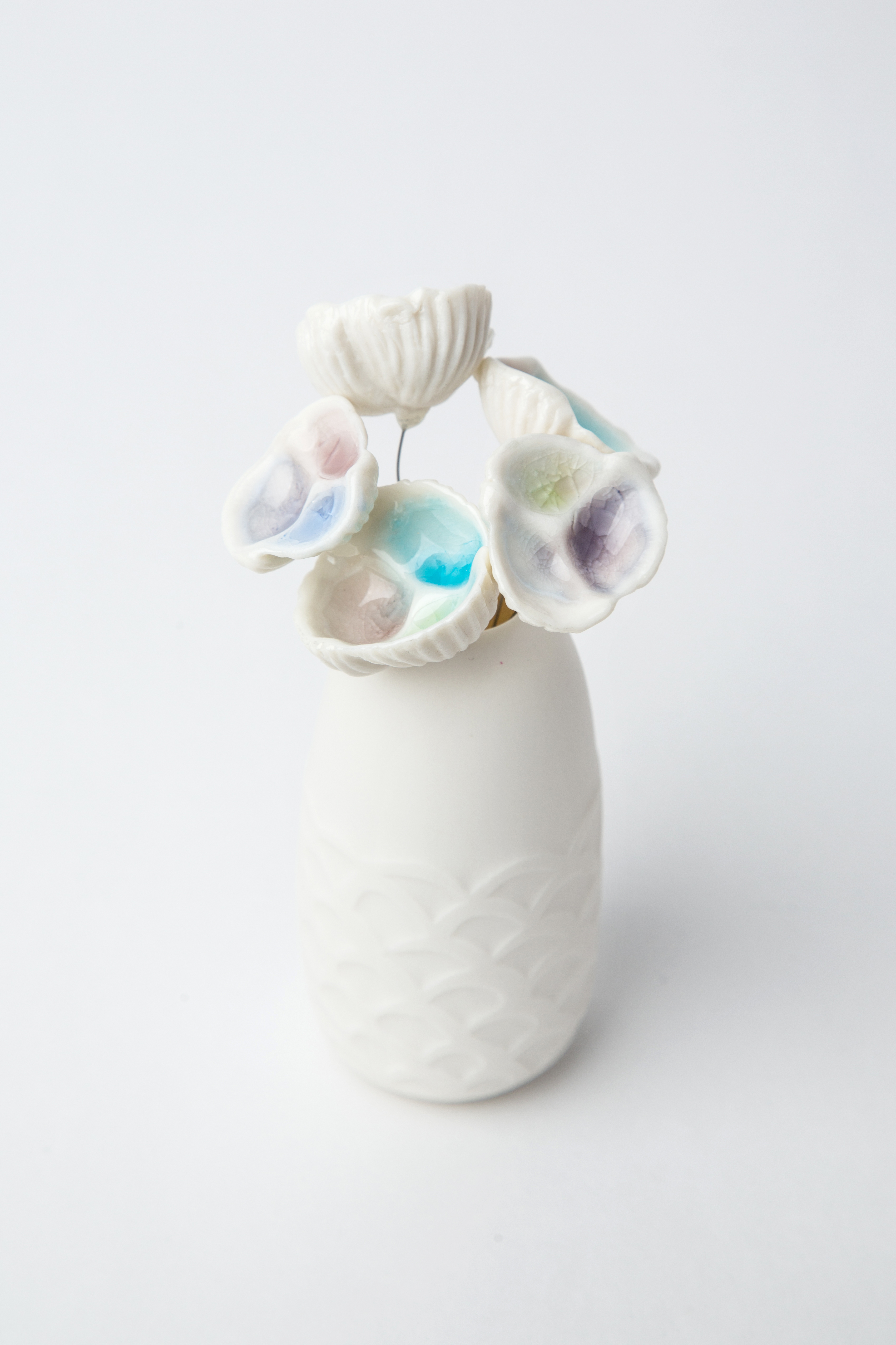 Soliflore, Motif Ecaille et petites fleurs en porcelaine 